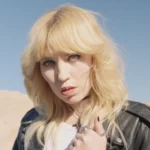 stypa prezentuje dynamiczne i chaotyczne obce domy